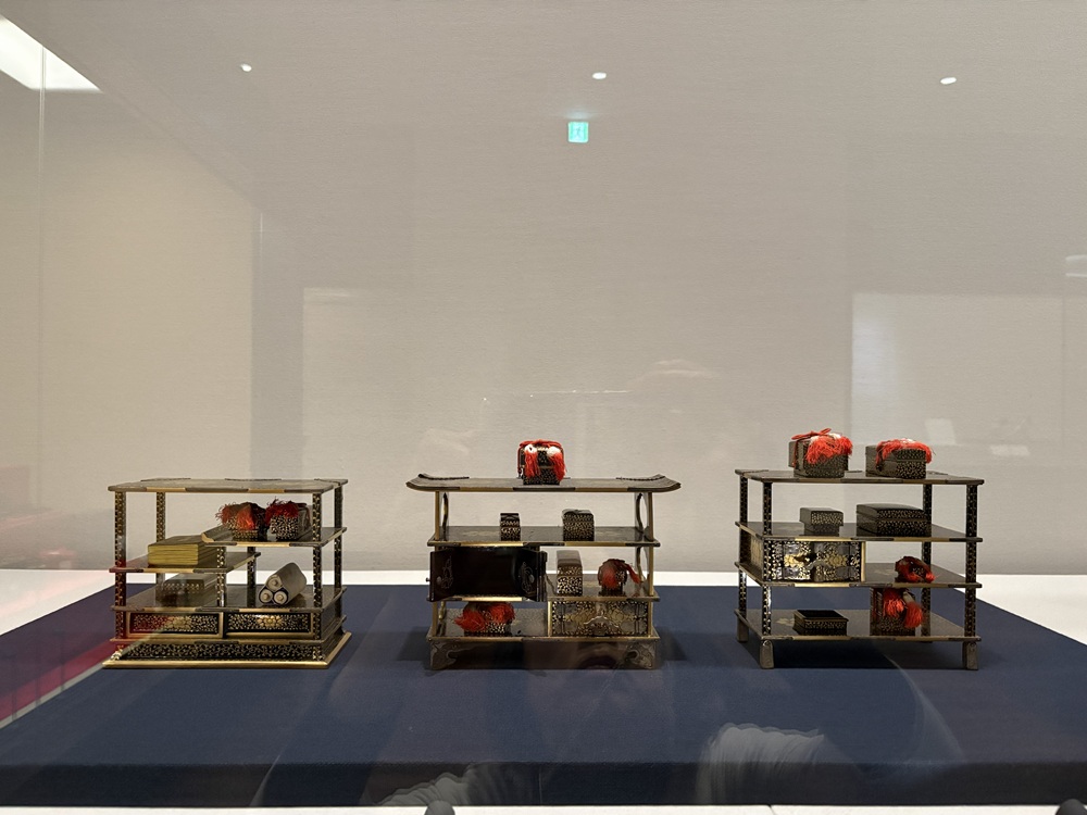 豪華で精巧につくられている雛道具