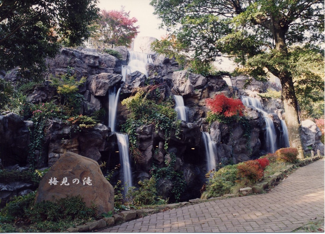 熱海梅園「梅見の滝」