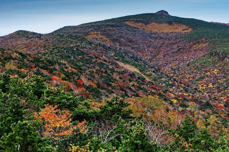 紅葉する安達太良山