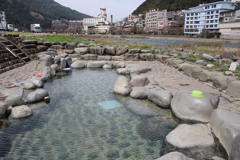 河川敷に沸く無料温泉