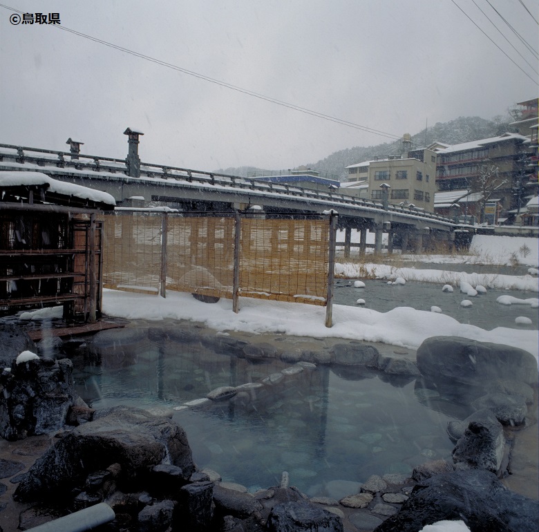 河原に湧く温泉