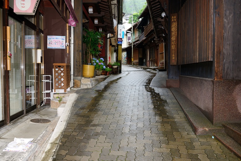 情緒あふれる湯本坂