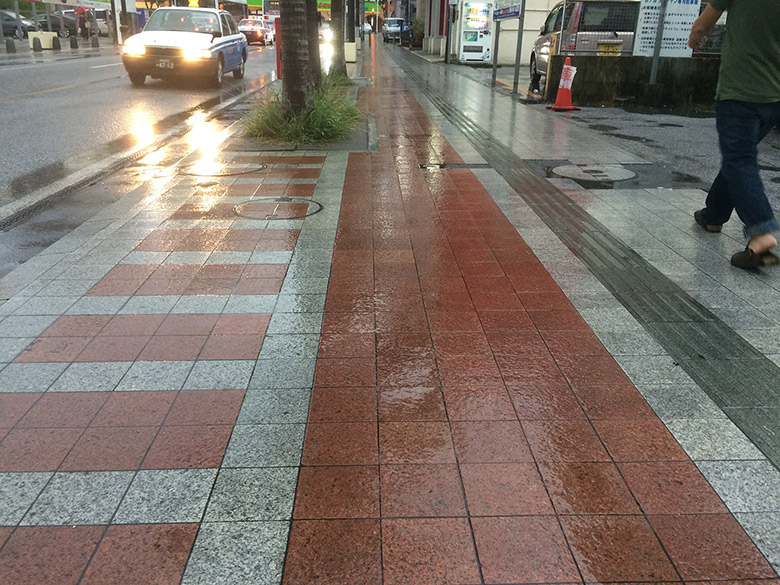 雨の日に島ぞうりではでかけてはならない！？