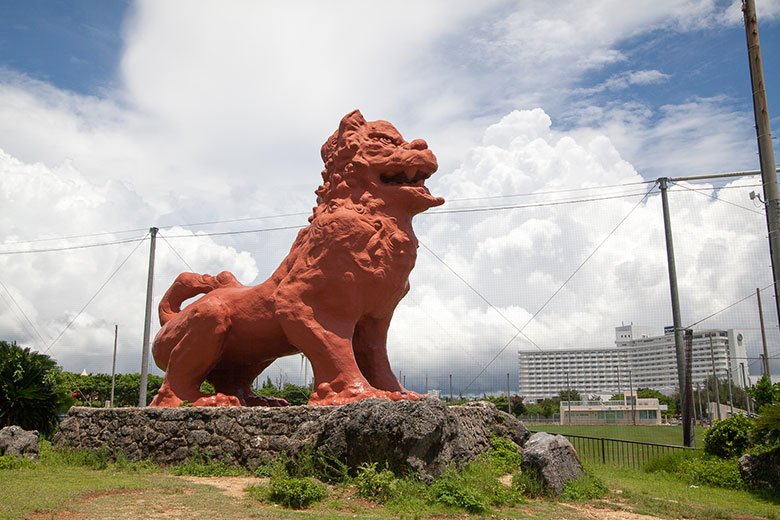 怪獣ばりの大きさ！巨大シーサー