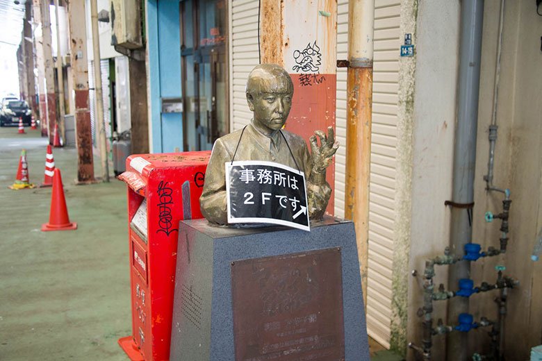 銀天街の和田アキ子像