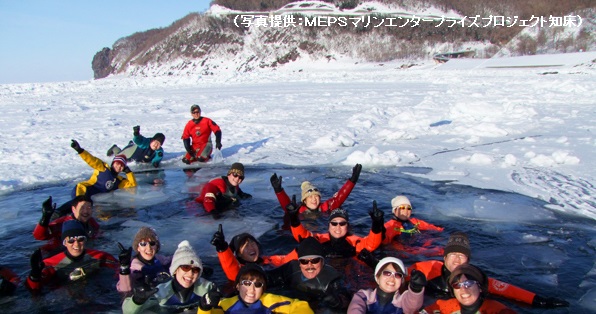 ドライスーツ着用するので氷の海で泳いでも大丈夫