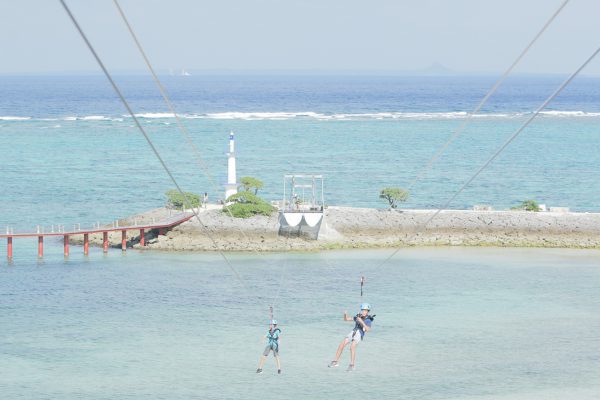 海の上をロープ1本で駆け抜けるアトラクション