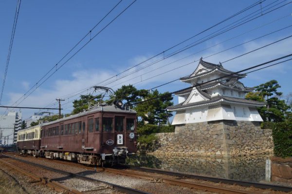 ことでんは貸切ならレトロ車両もOK