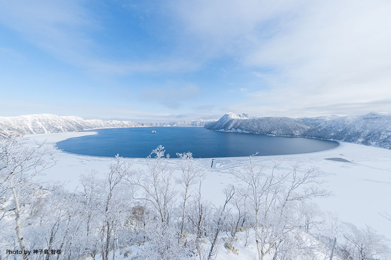 雪に囲まれた屈斜路湖