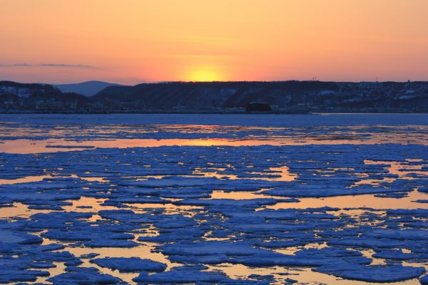 流氷原に沈む夕日