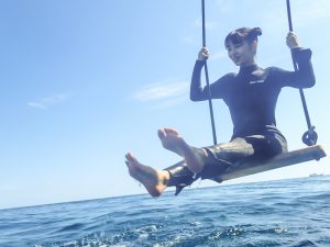 開放感たっぷりの海上ブランコ