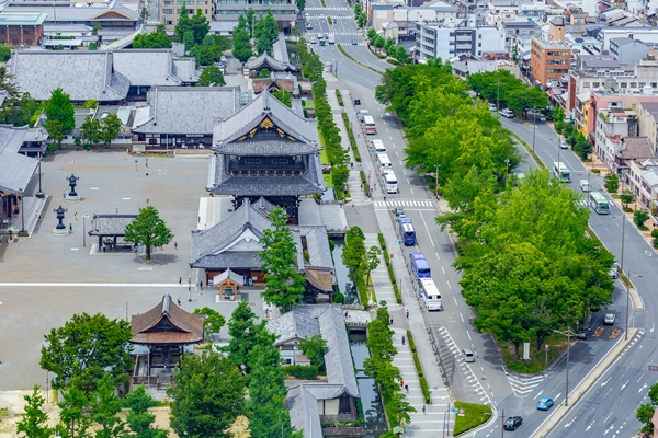 京都・烏丸通りに並ぶ観光バス