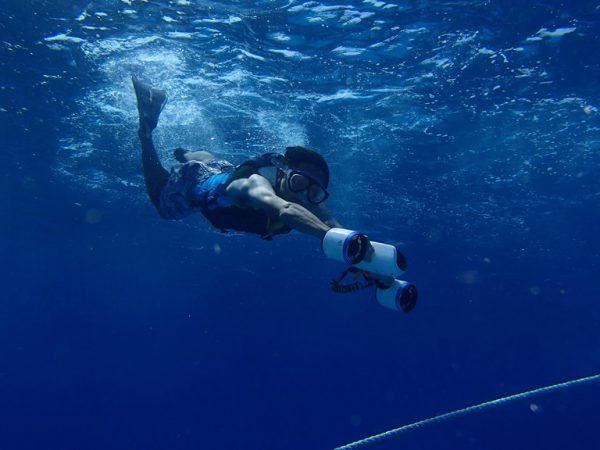 水中スクーターでシュノーケルが楽しめる