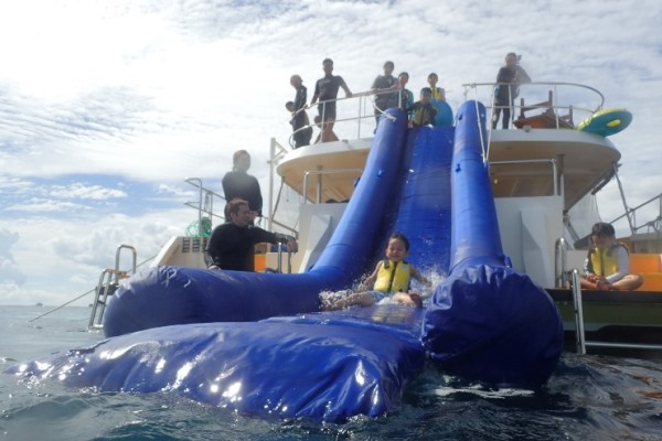 お子様も大喜びの海上遊園地
