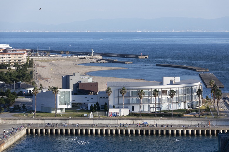 明石海峡大橋からのアジュール舞子と舞子浜