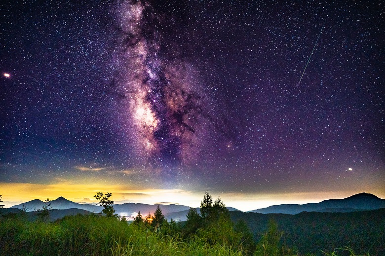 裏磐梯から見た天の川と流れ星