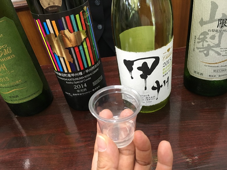 ワイナリーでおいしいワイン飲み比べ