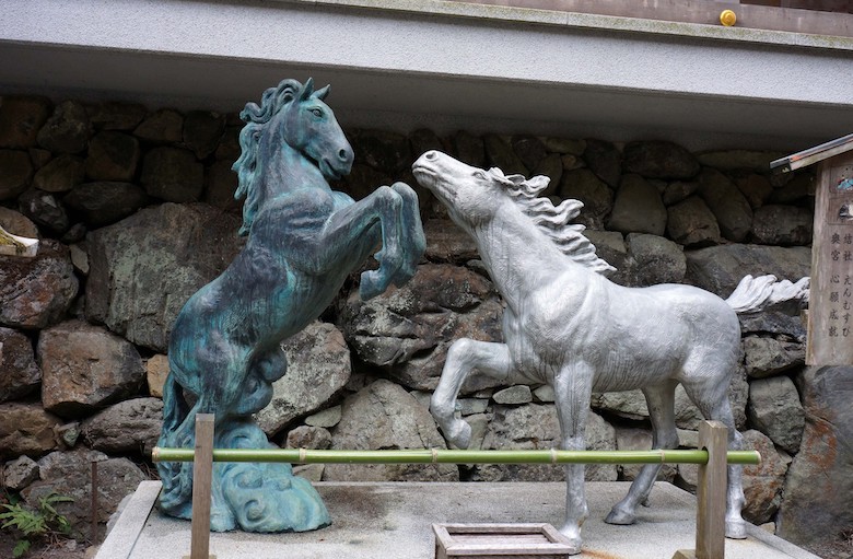 2頭の馬の像