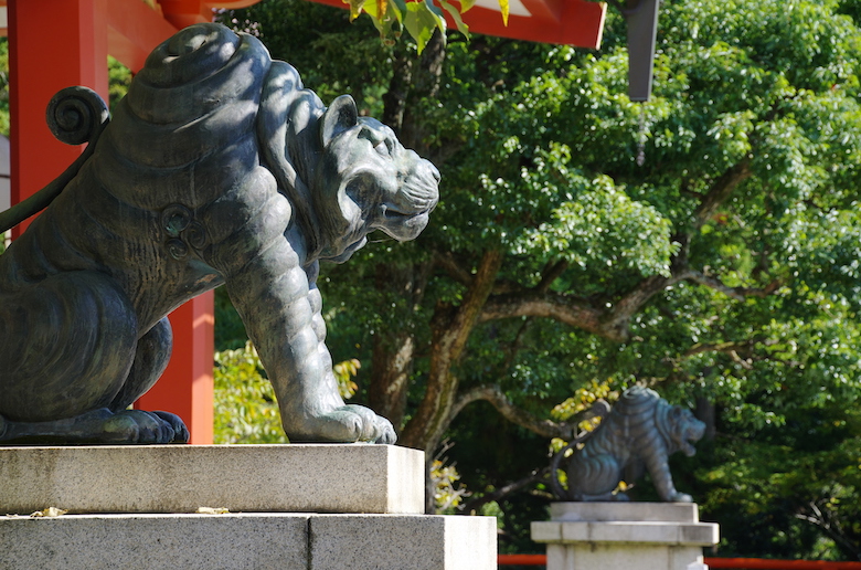 鞍馬寺は狛犬ではなく虎がお出迎え