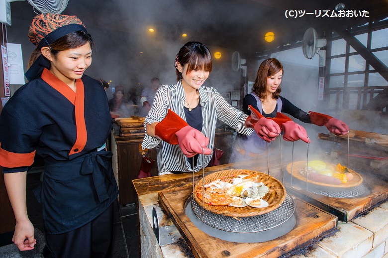 地獄蒸しランチを楽しむ