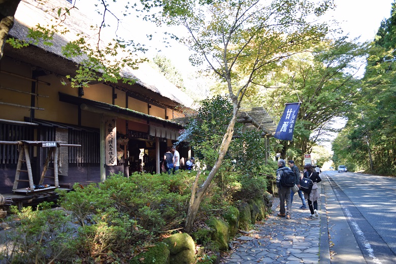 甘酒茶屋バス停前