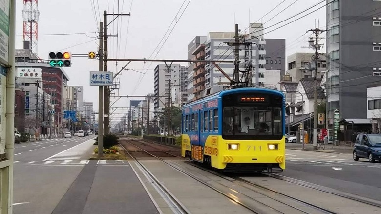 車と人、電車が共生する街を象徴する信号機