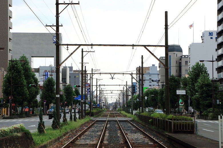 町中や住宅街をゆっくり走り抜ける路面電車