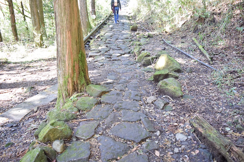 石畳の登場