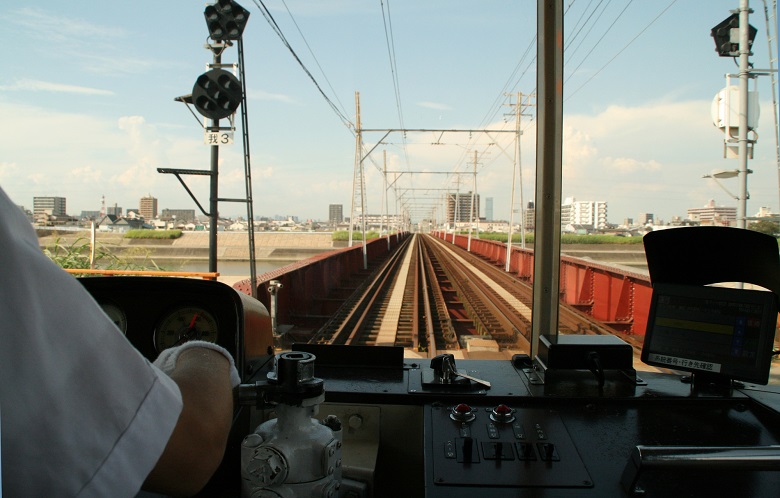 大和川を渡る路面電車