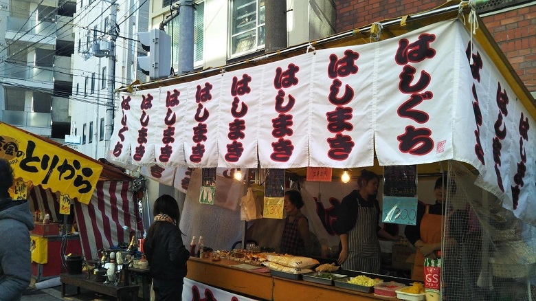 お好み焼きを箸で巻いたはしまき