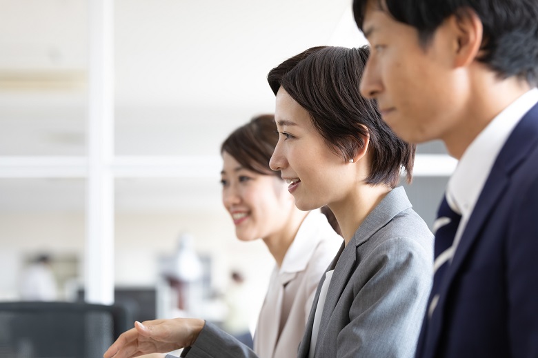 男女ともビジネススーツなら問題なし