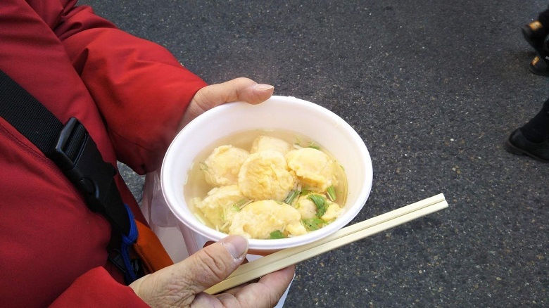 明石焼きはおだしに入れて提供