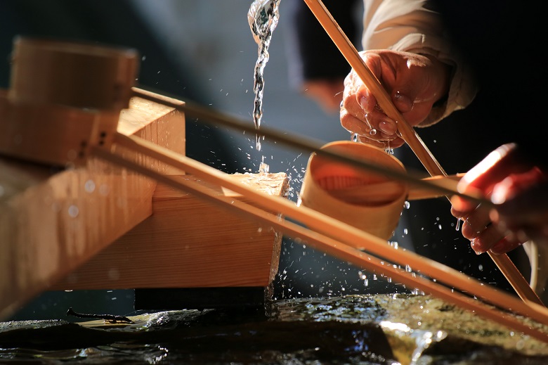 手水場で禊をする