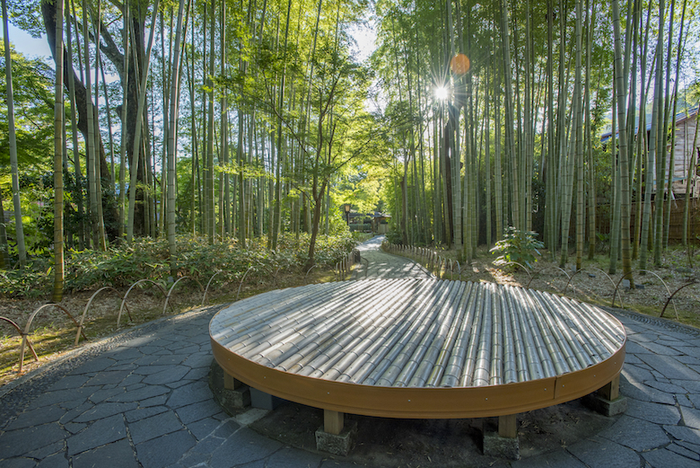 竹製の円形ベンチ