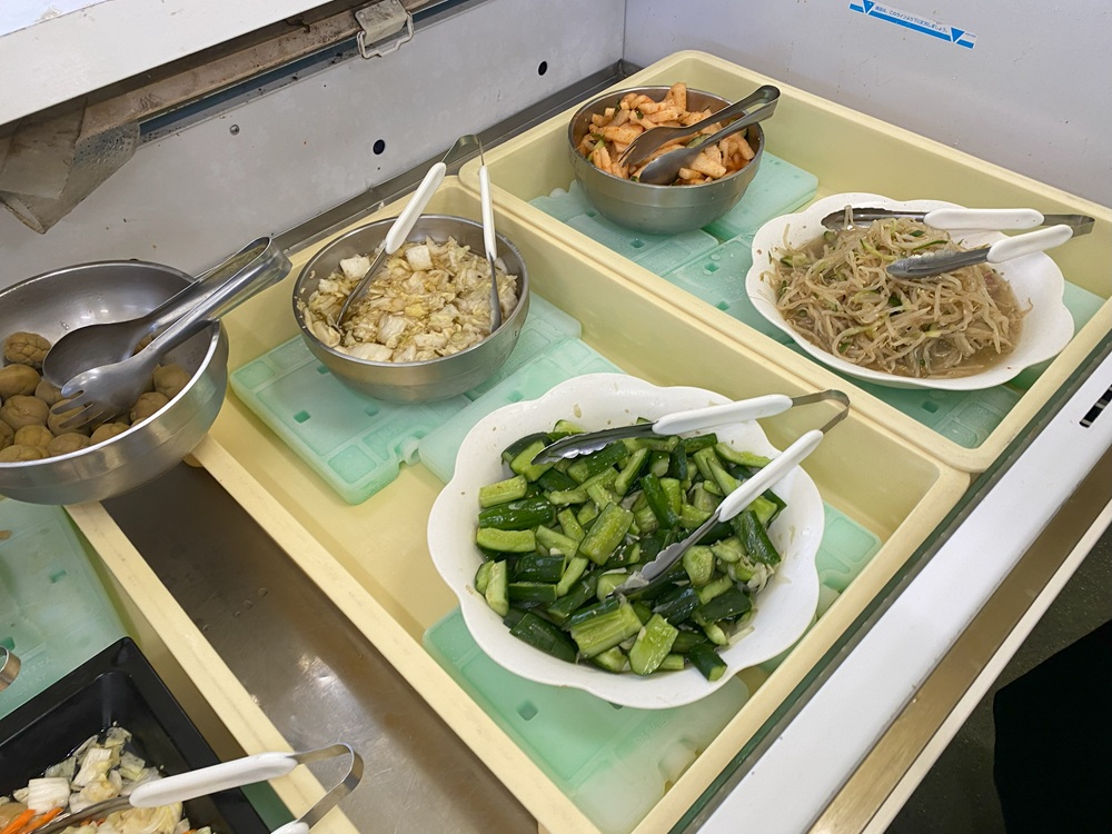サラダやお惣菜もすべて食べ放題