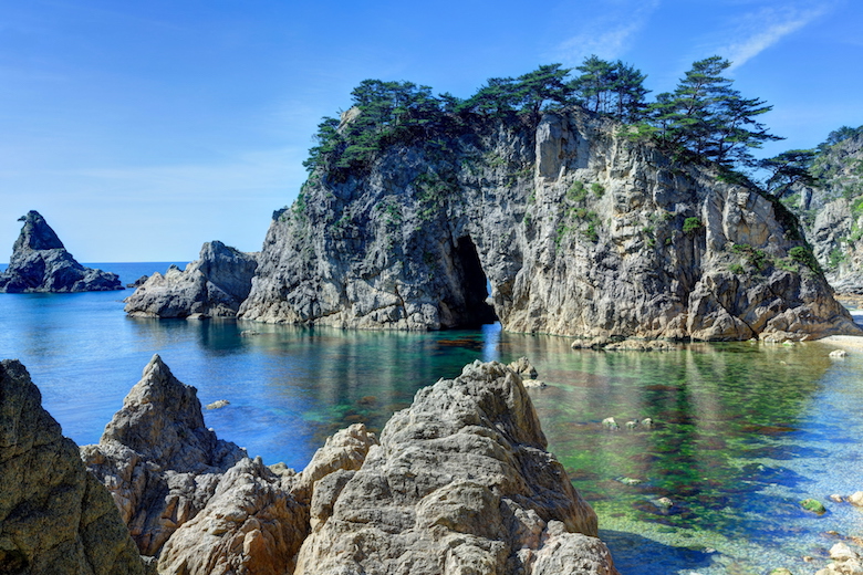 笹川流れのメガネ岩