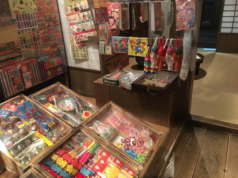 駄菓子屋の店先を再現