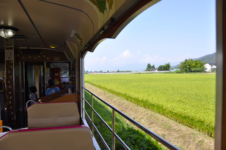 お座トロ展望列車