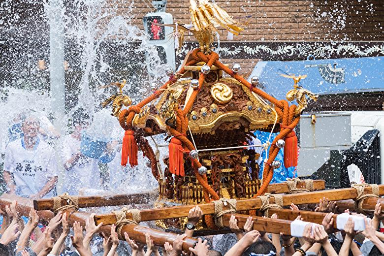 深川八幡祭の様子