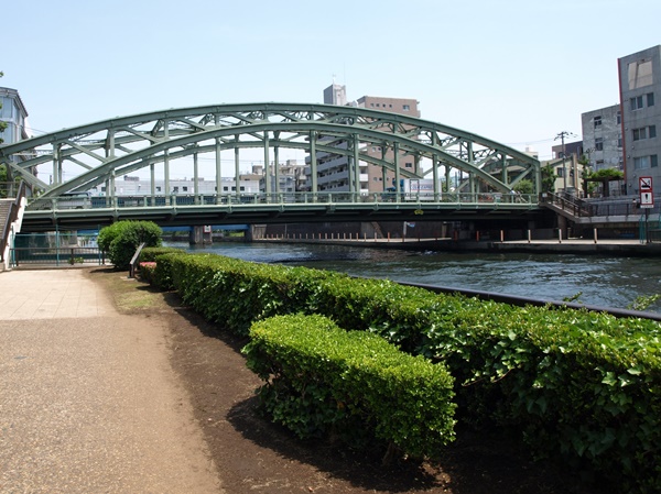 隅田川にそそぐ小名木川と萬年橋