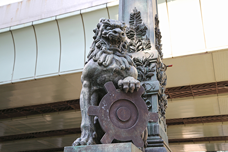 日本橋と獅子像