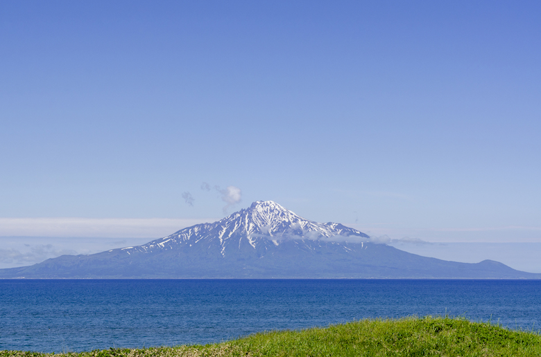 礼文島から見た利尻島