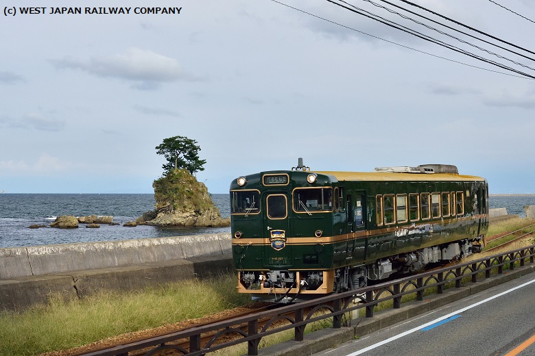 雨晴海岸を走る観光列車べるもんた