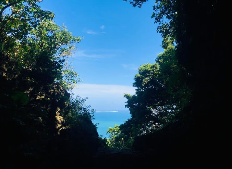 島一帯がパワースポットとして知られる久高島を望めます