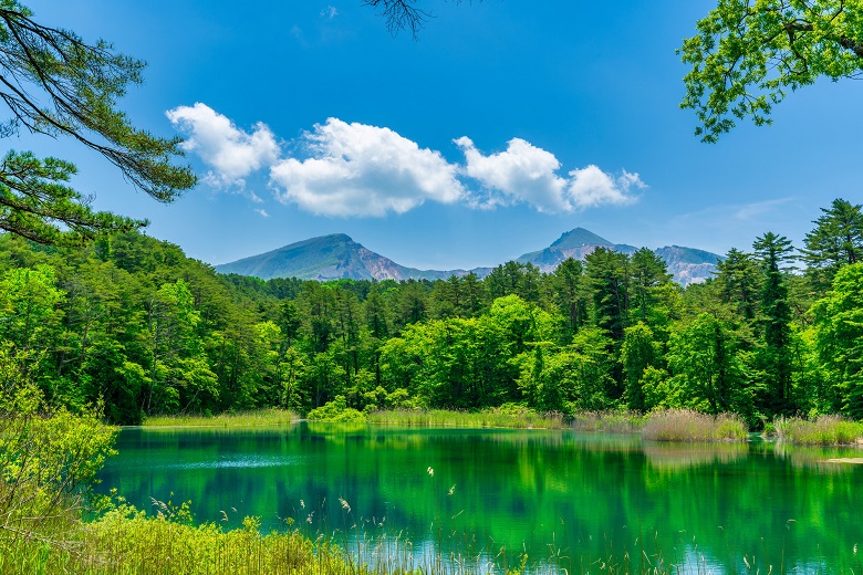 五色沼「るり沼と磐梯山」