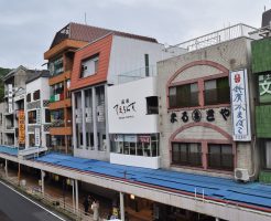 箱根湯本駅前にはお土産ショップがずらり