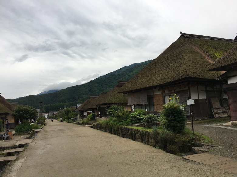 夏休みの繁忙期に閑散とする大内宿