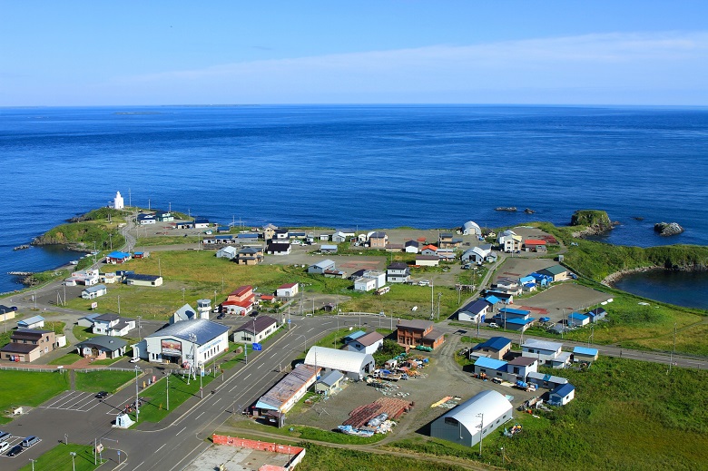 納沙布岬灯台と根室海峡