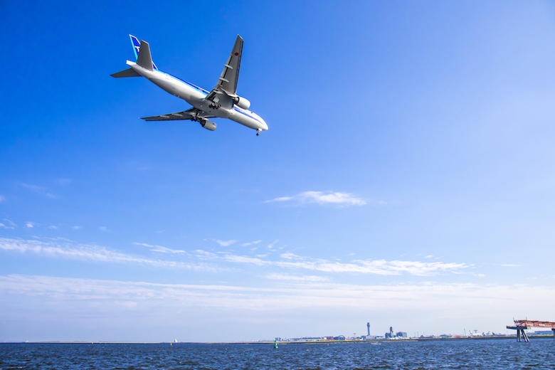 上空に飛行機