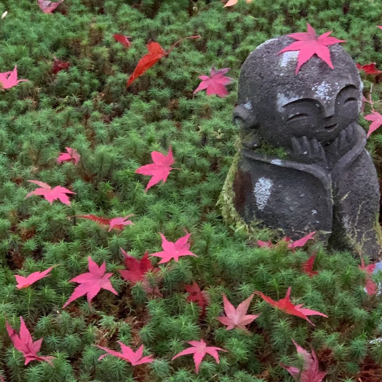 お庭に点在するお地蔵様